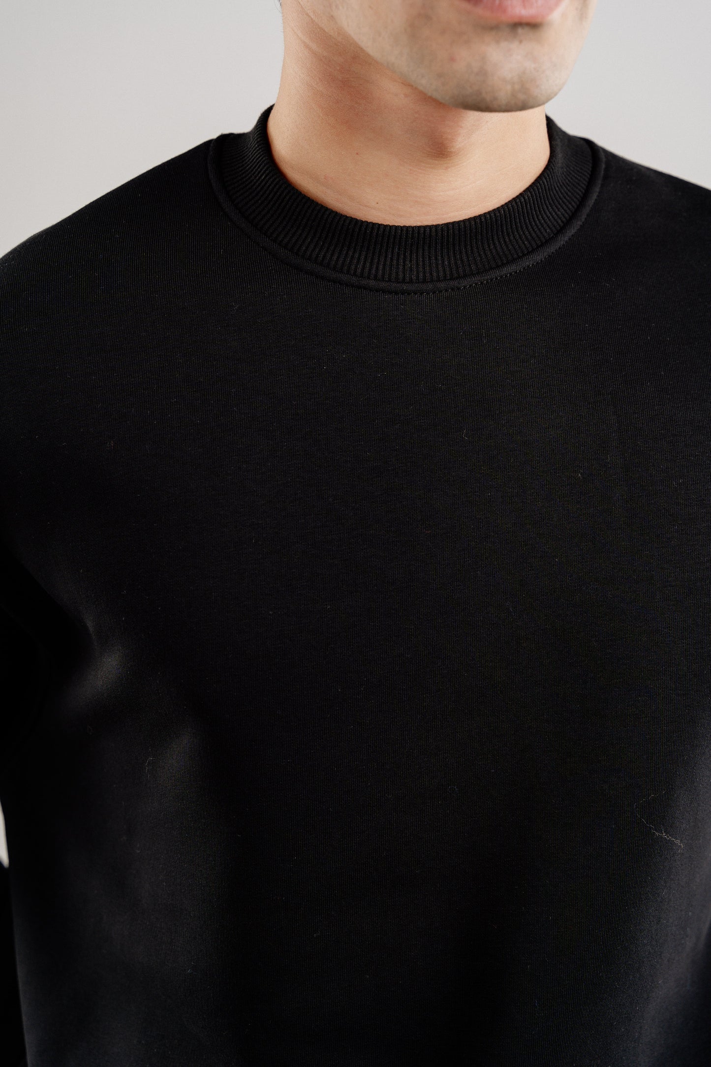 BLACK CREW NECK