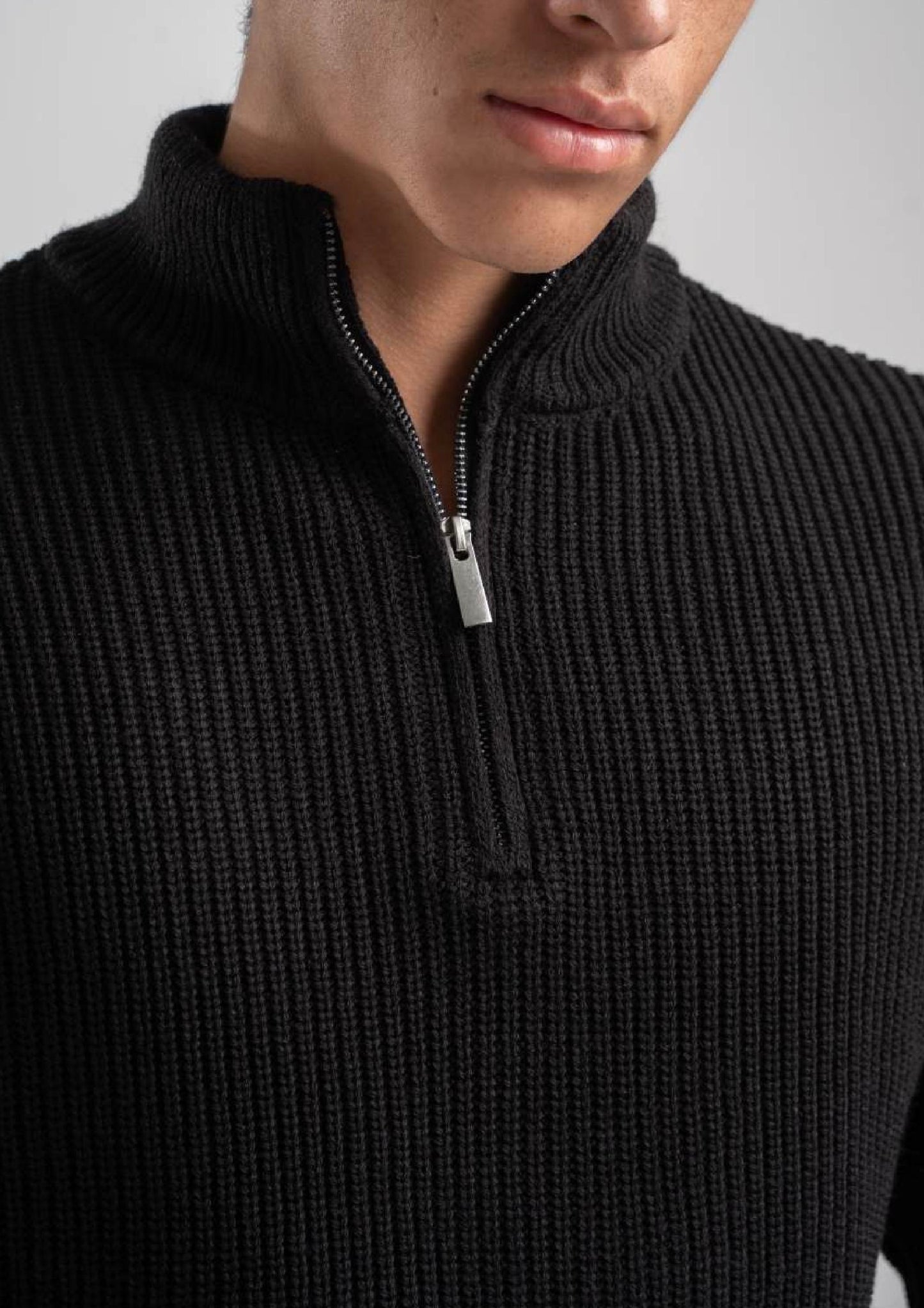 BLACK QUARTER ZIP LONG-SLEEVE