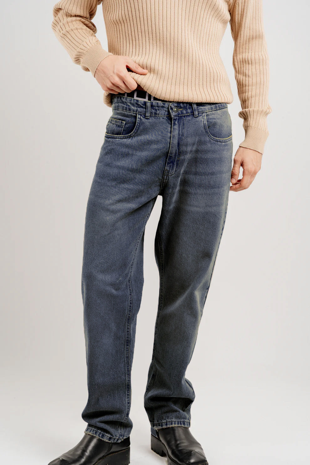 STRAIGHT DIRTY DENIM