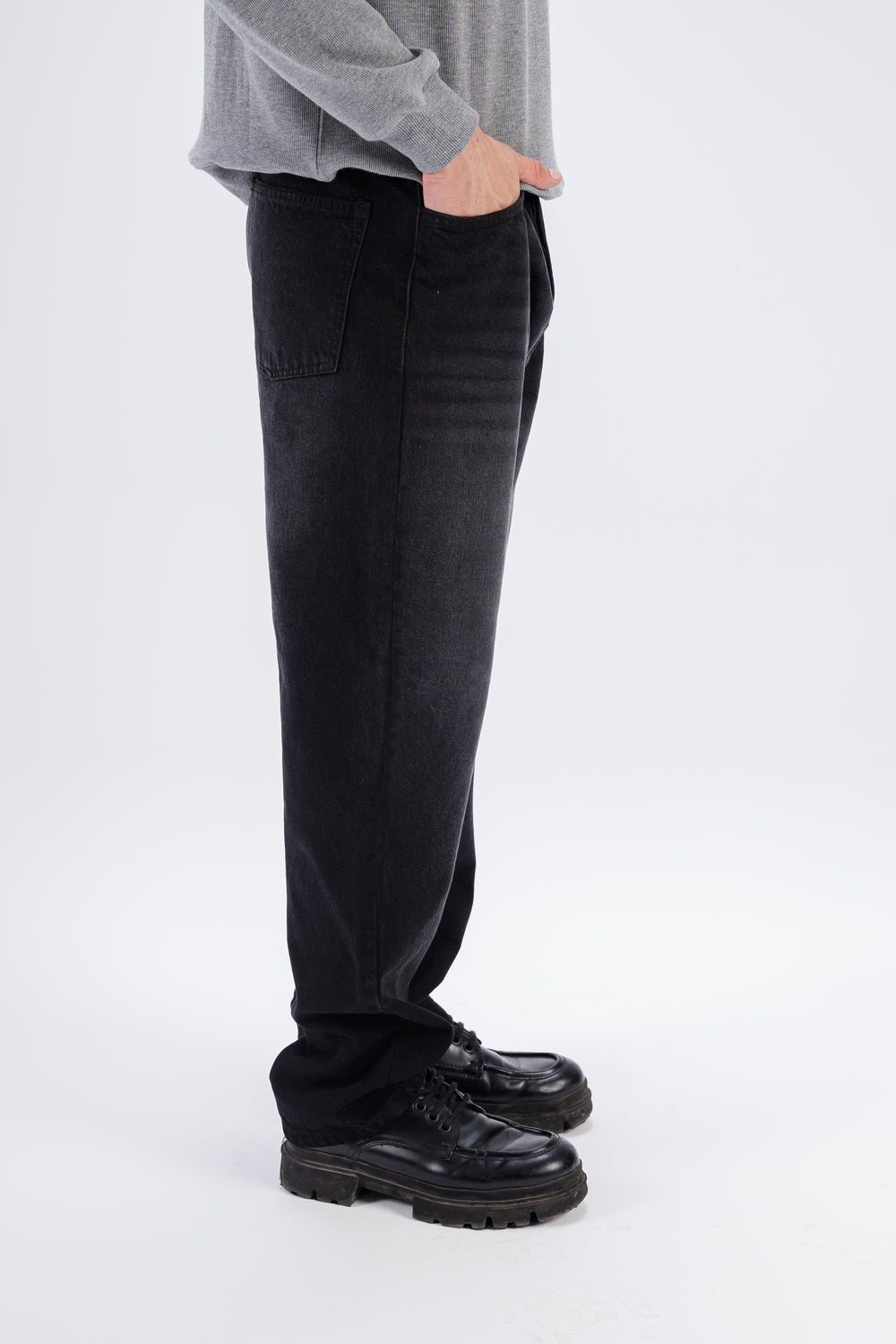 Relaxed-Fit Jeans in Black